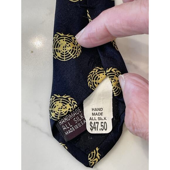 NWT Museum Artifacts Gold Medallion and Black Hand Made 100% Silk Tie 59 x 3.75 - Picture 4 of 4